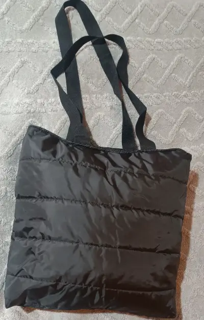 Bolso tote negro acolchado con asas largas - miniatura 1