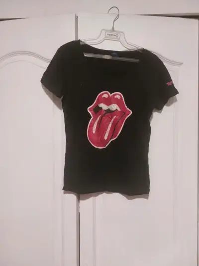 Polera negra con logo de Rolling Stones - miniatura 1