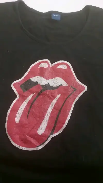Polera negra con logo de Rolling Stones - miniatura 2