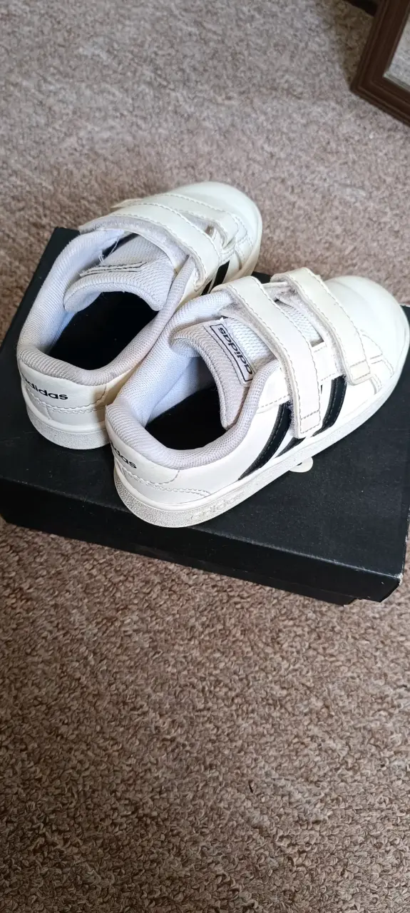 Zapatillas blancas Adidas para niños con velcro - 1