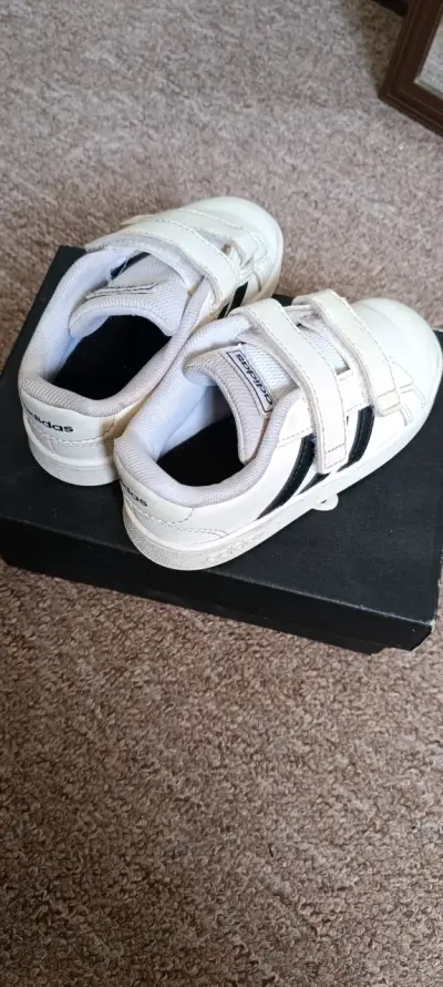Zapatillas blancas Adidas para niños con velcro - miniatura 1