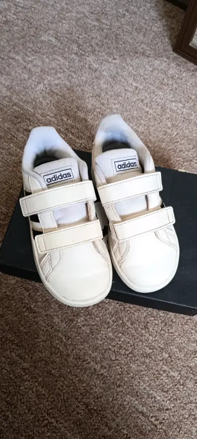 Zapatillas blancas Adidas para niños con velcro - miniatura 2