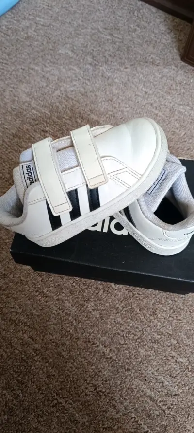 Zapatillas blancas Adidas para niños con velcro - miniatura 3