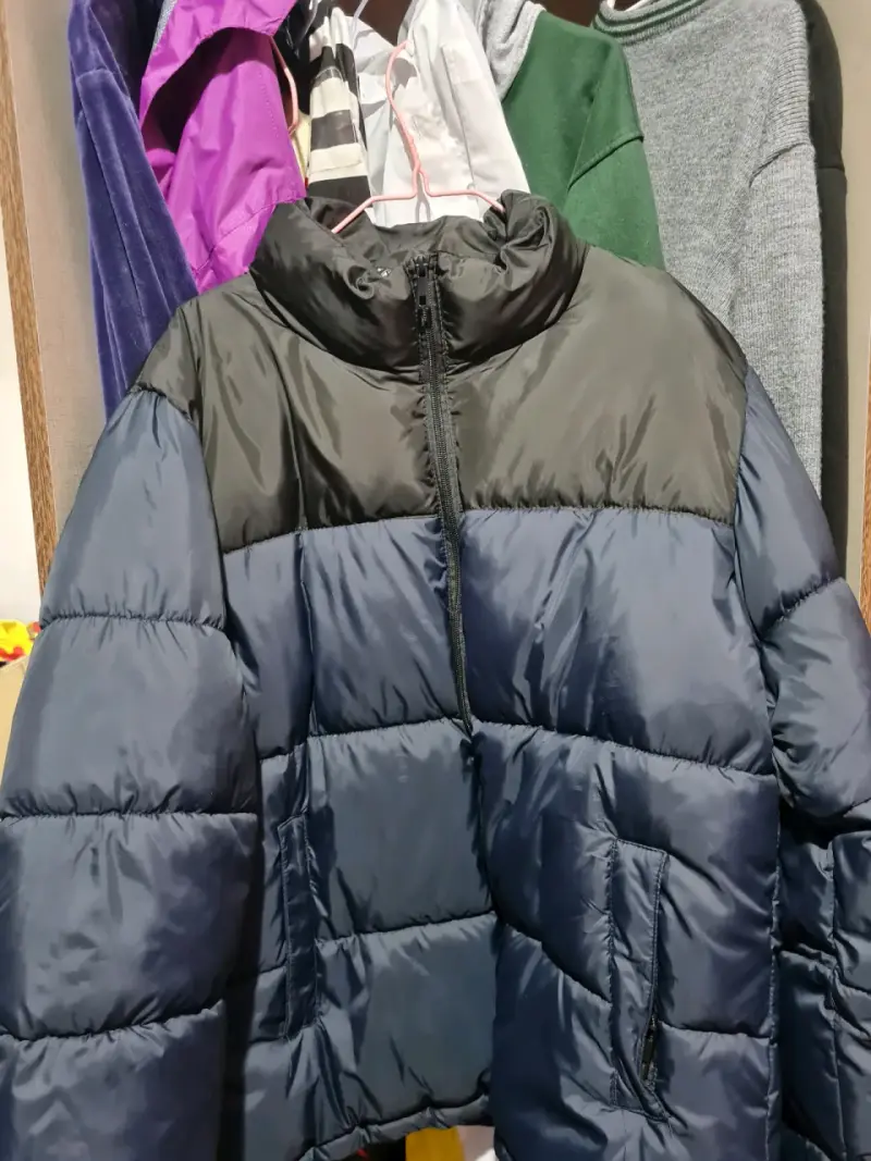 Chaqueta acolchada negra con azul