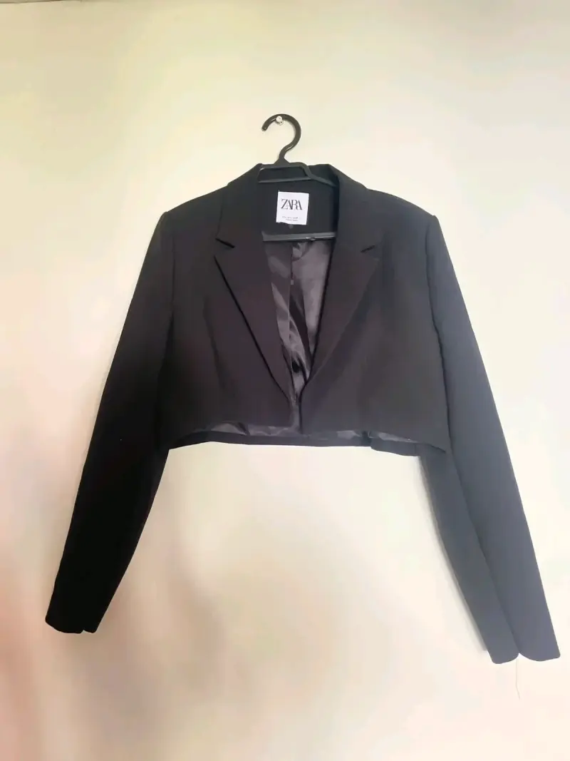 Blazer corto negro Zara elegante - 2
