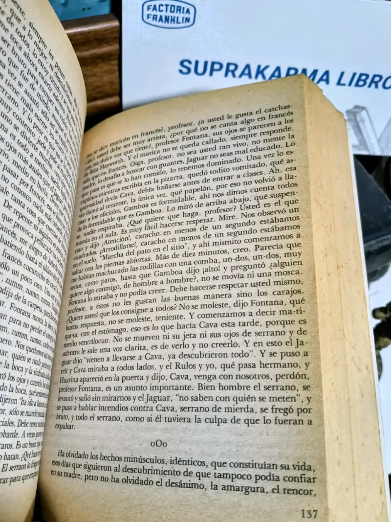 Libro 'La Ciudad y los Perros' , 'Hamlet' ,en Tapa - 3