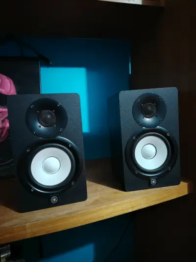 Monitores de estudio Yamaha HI5  negros - miniatura 1
