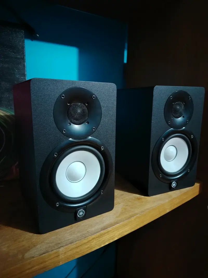 Monitores de estudio Yamaha HI5  negros - 2