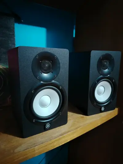Monitores de estudio Yamaha HI5  negros - miniatura 2
