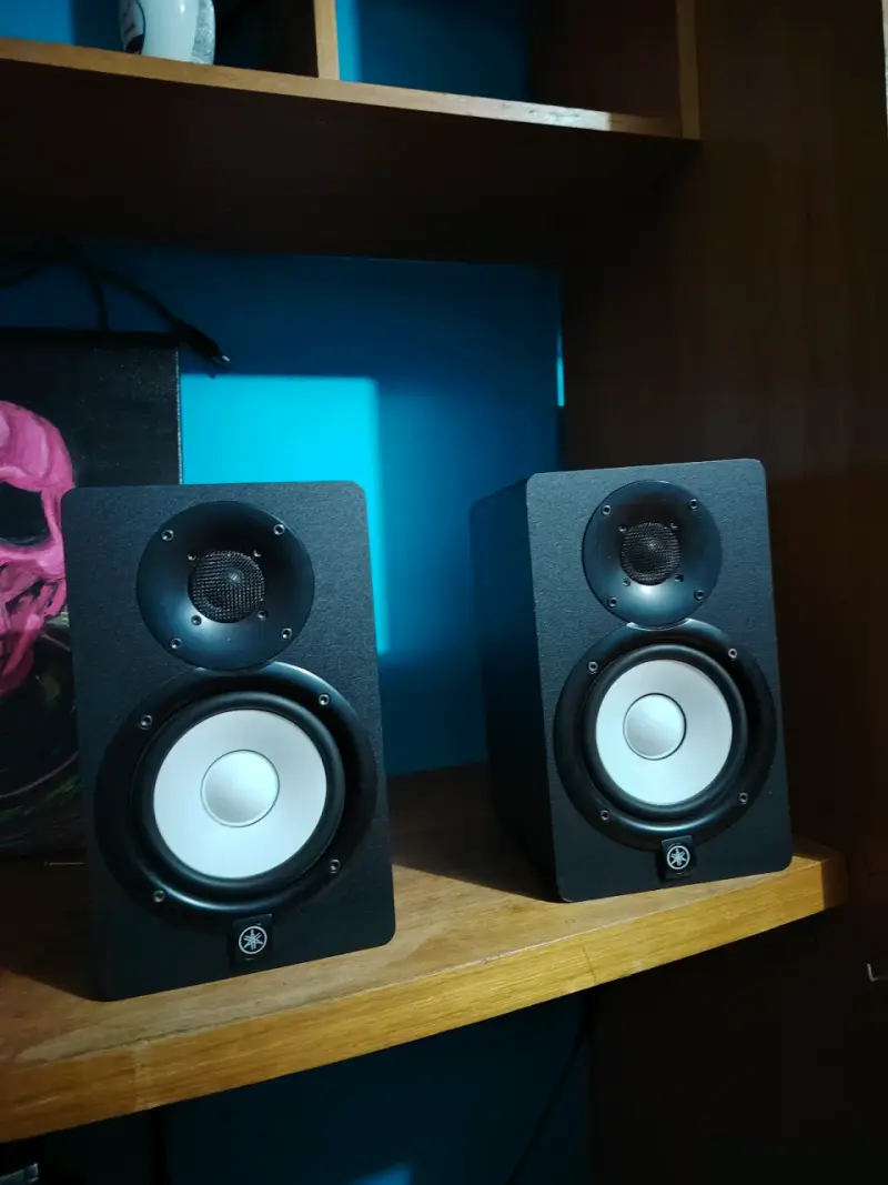 Monitores de estudio Yamaha HI5  negros - 3