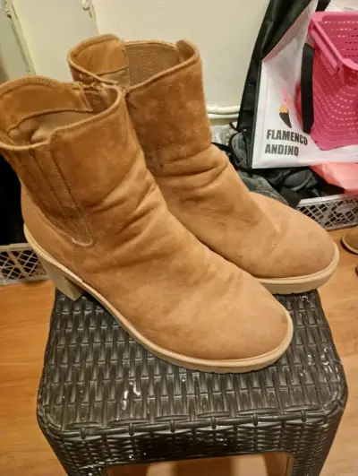 Botines de gamuza camel en buen estado - miniatura 2
