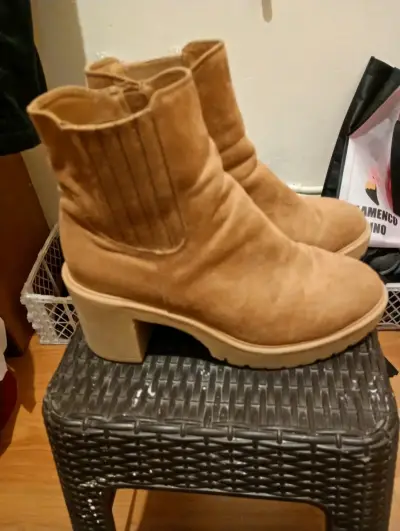 Botines de gamuza camel en buen estado - miniatura 3
