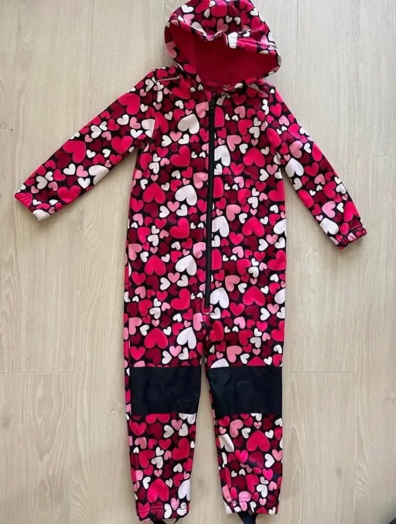 Enterito impermeable para niños con diseño de corazones - 1