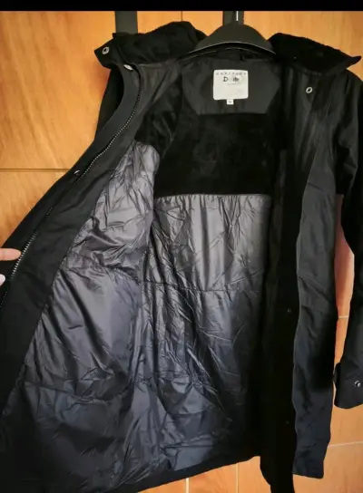 Abrigo negro para mujer con capucha - miniatura 3