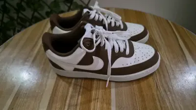 Zapatillas deportivas blancas y marrones para muje - miniatura 1