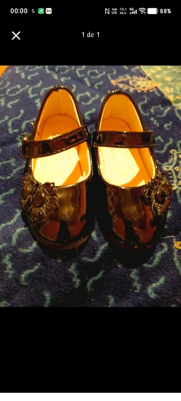 Zapatos de charol para niña con flores