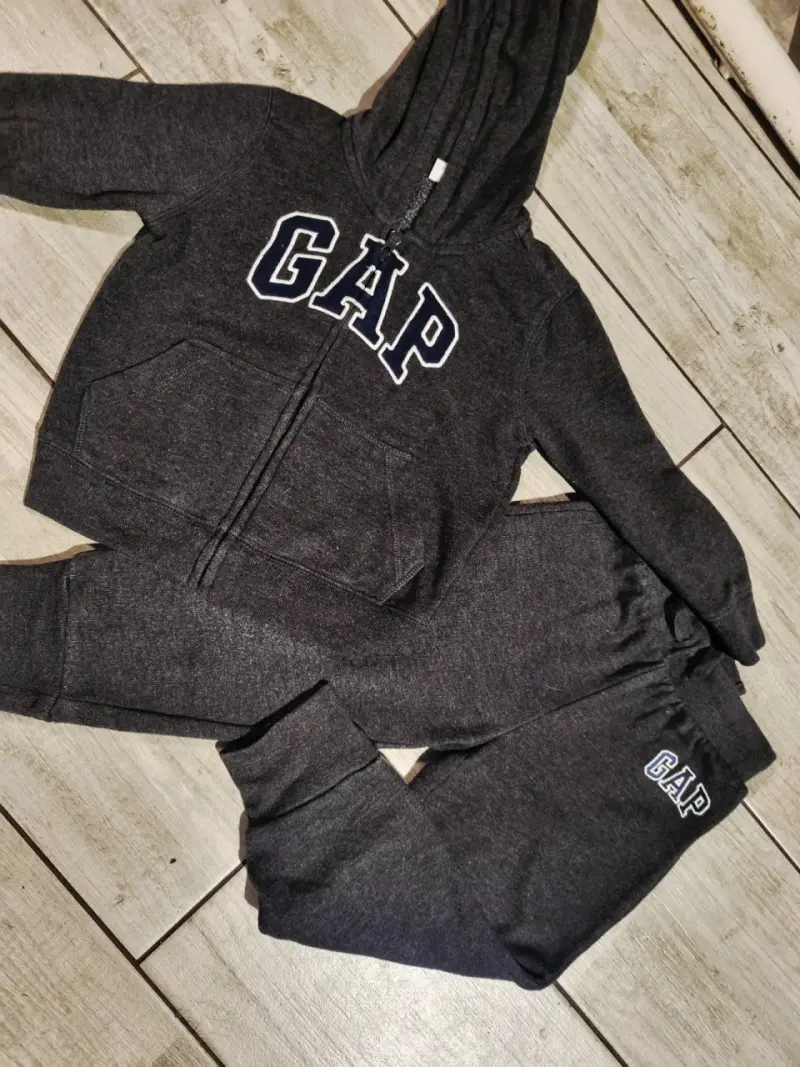 Conjunto deportivo GAP para niños gris oscuro