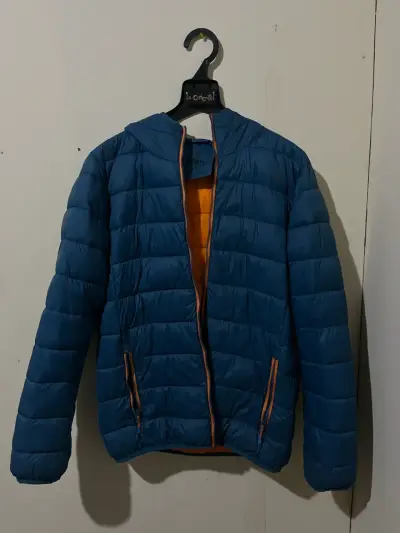 Chaqueta acolchada azul con capucha - miniatura 1