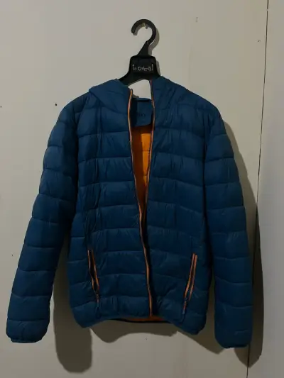 Chaqueta acolchada azul con capucha - miniatura 2