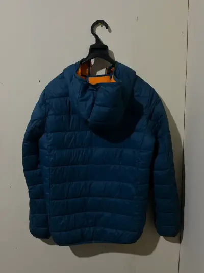 Chaqueta acolchada azul con capucha - miniatura 3