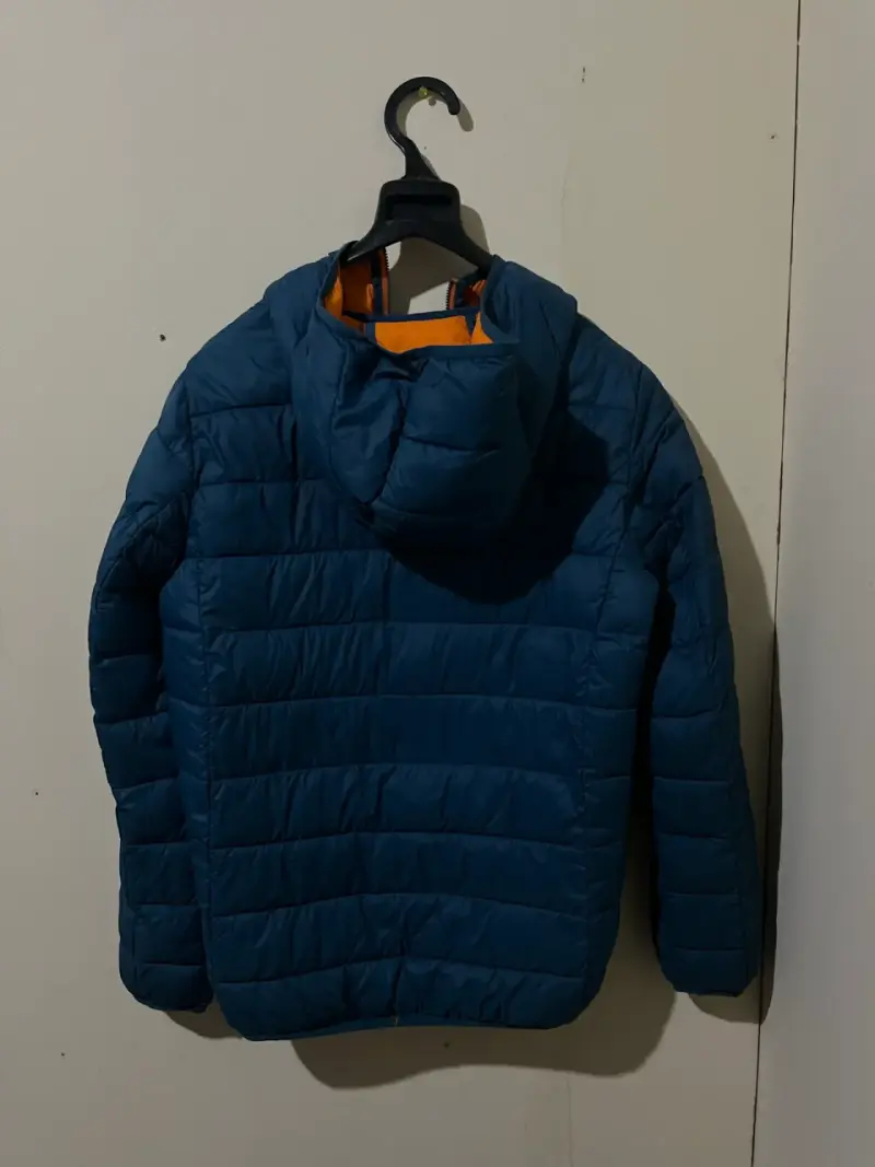 Chaqueta acolchada azul con capucha - 4