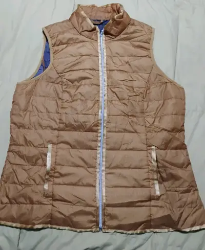 Chaqueta sin mangas acolchado beige para mujer - miniatura 1
