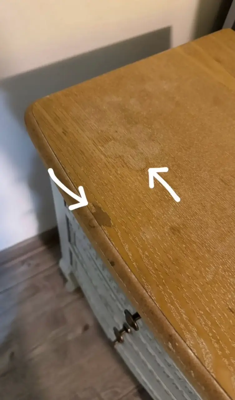 Velador de madera blanco con tres cajones - 2