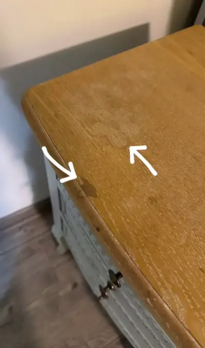 Velador de madera blanco con tres cajones - miniatura 2