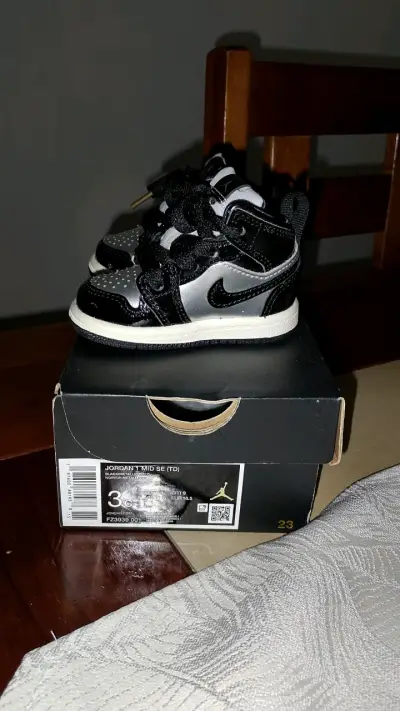 Zapatillas Nike Jordan 1 Mid SE para niños - miniatura 2