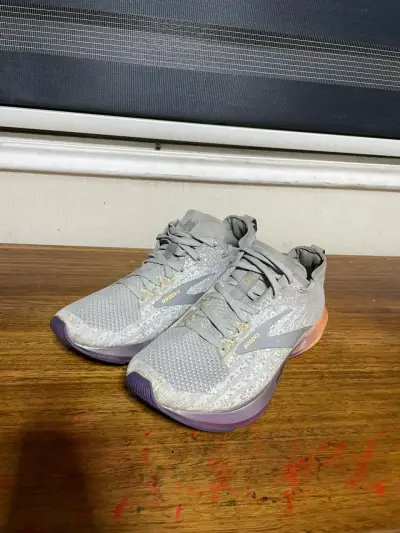 Zapatillas deportivas Brooks grises para correr - miniatura 1