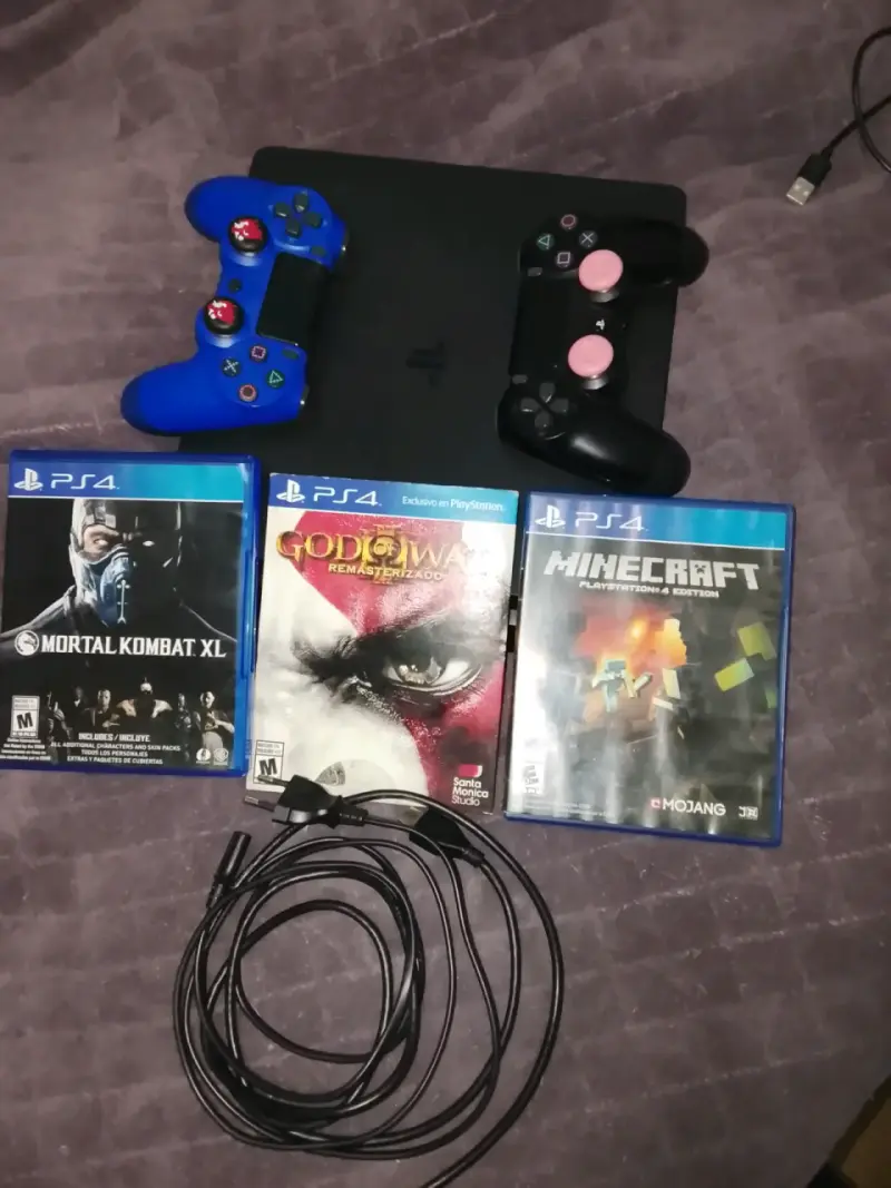 Consola PS4 con dos controles y juegos incluidos