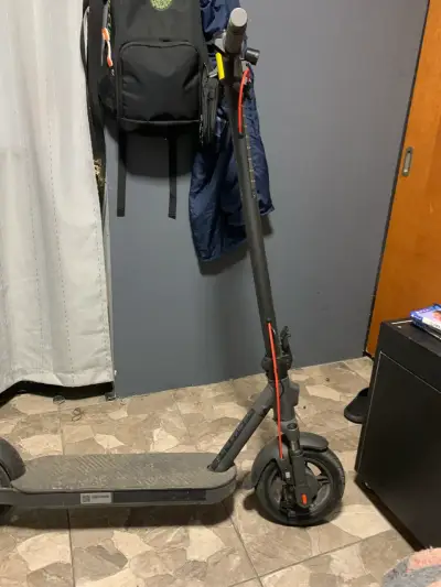 Scooter eléctrico plegable en buen estado - miniatura 1
