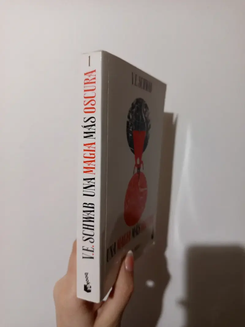 Libro 'Una Magia Más Oscura' de V.E. Schwab - 2
