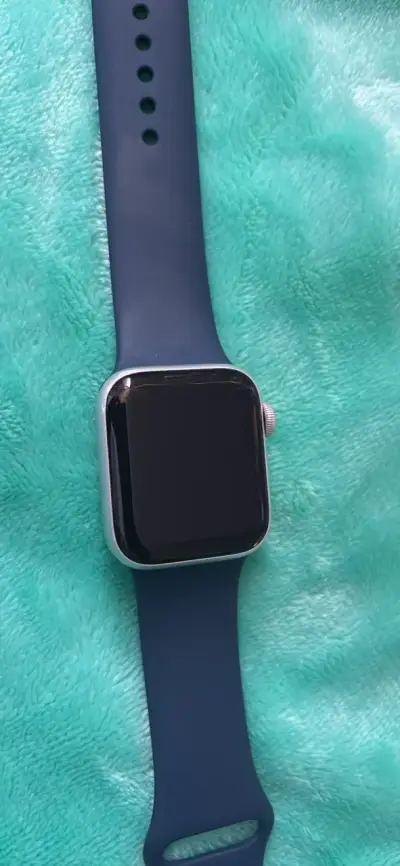Reloj inteligente con correa azul - miniatura 3