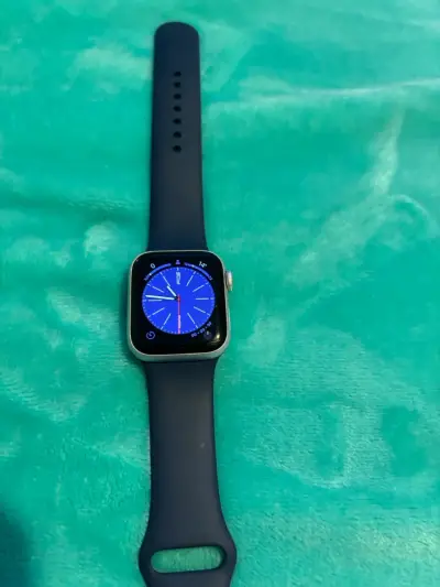 Reloj inteligente con correa azul - miniatura 4
