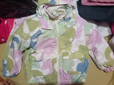 Chaqueta impermeable infantil H&M con diseño colorido - miniatura 1