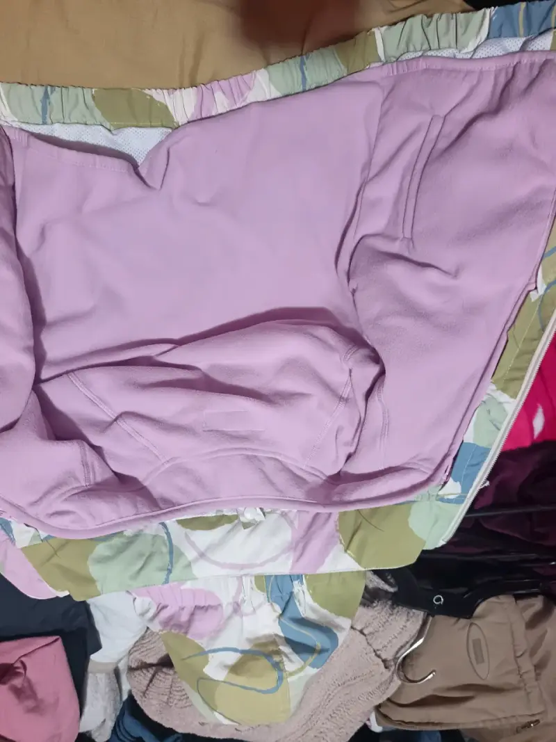 Chaqueta impermeable infantil H&M con diseño colorido - 2