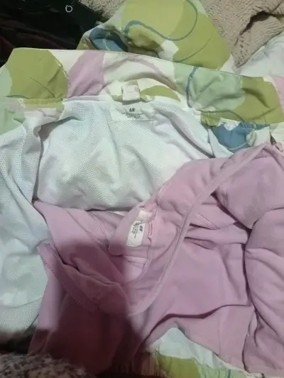 Chaqueta impermeable infantil H&M con diseño colorido - miniatura 3
