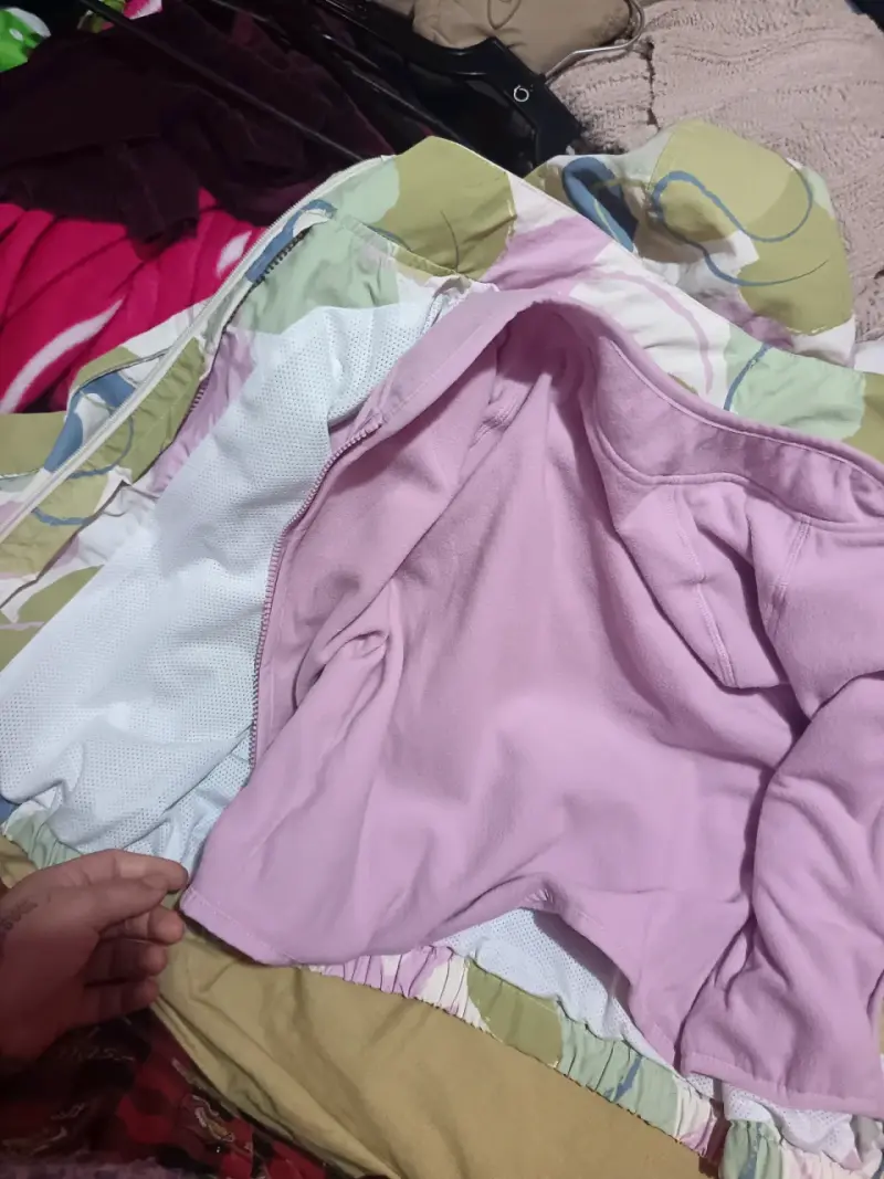 Chaqueta impermeable infantil H&M con diseño colorido - 4
