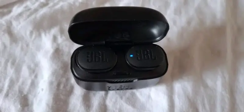 Audífonos inalámbricos JBL con estuche de carga - 3