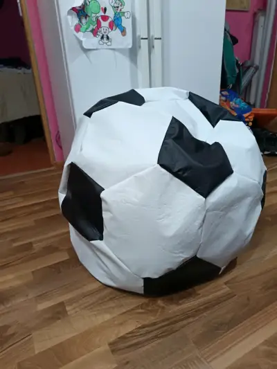 Puff en forma de balón de fútbol blanco y negro - miniatura 1