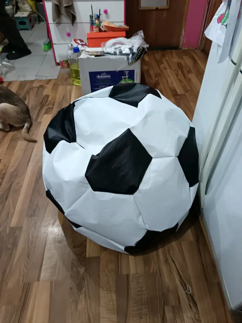 Puff en forma de balón de fútbol blanco y negro - 2