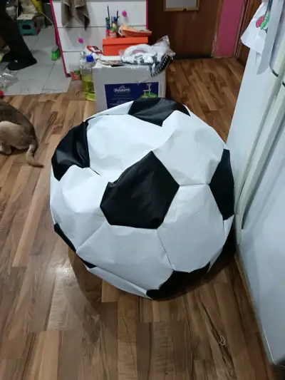 Puff en forma de balón de fútbol blanco y negro - miniatura 2