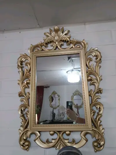 Espejo decorativo de pared con marco dorado - miniatura 1
