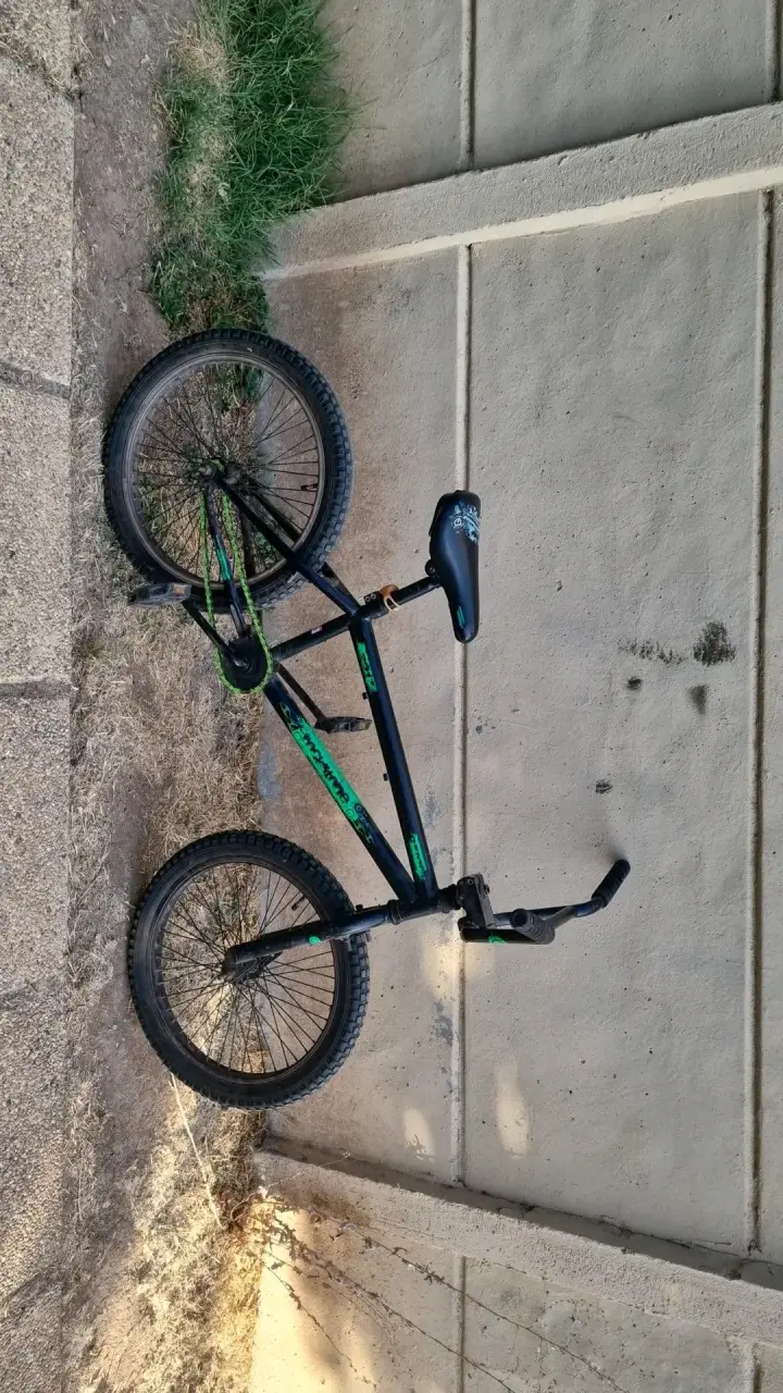 Bicicleta BMX negra con detalles verdes - 2