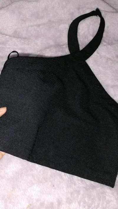 Top negro de un solo hombro para mujer - miniatura 1