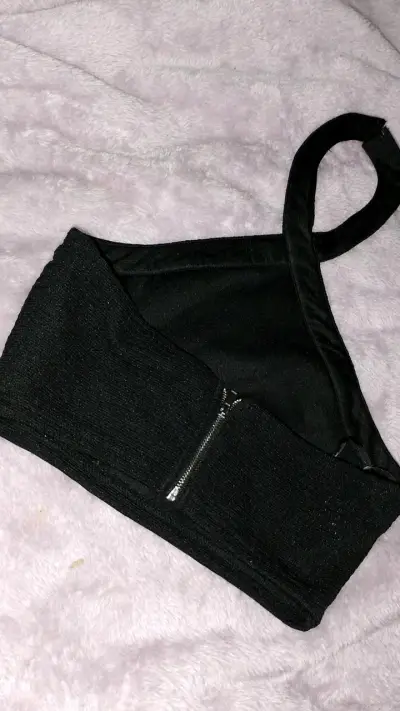 Top negro de un solo hombro para mujer - miniatura 2