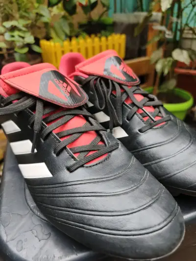 Zapatillas de fútbol Adidas negras y rojas - miniatura 1