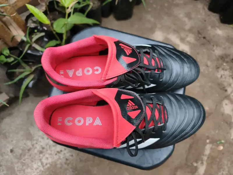 Zapatillas de fútbol Adidas negras y rojas - 2