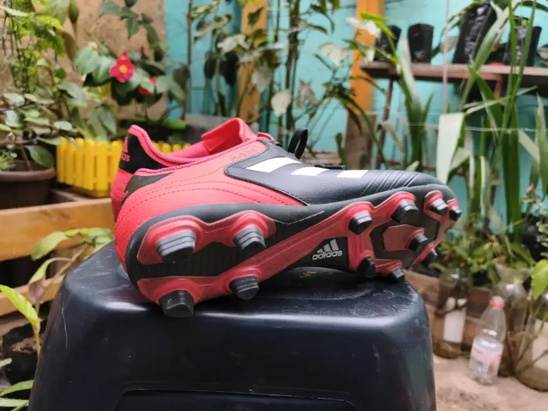 Zapatillas de fútbol Adidas negras y rojas - 3